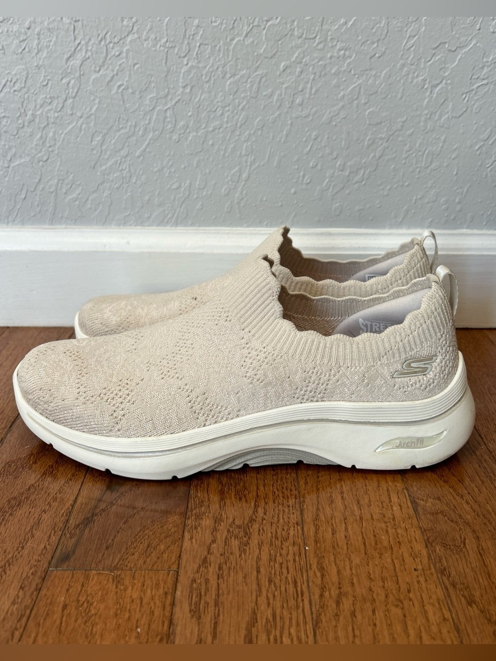 Skechers Go Walk Arch Fit Rosa Linda Slip On Shoes Women’s Size 7 Beige